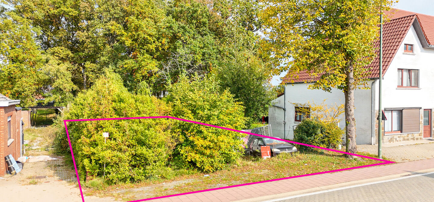 Ben jij op zoek naar een bouwgrond voor een open bebouwing? 

Dan kan dit mooi stuk van 7a28ca  met zuidwestelijke oriëntatie wel eens het jouwe worden! 

Het perceel heeft een straatbreedte van 15 meter en een diepte van circa 49 meter.

De bouwvoorschr