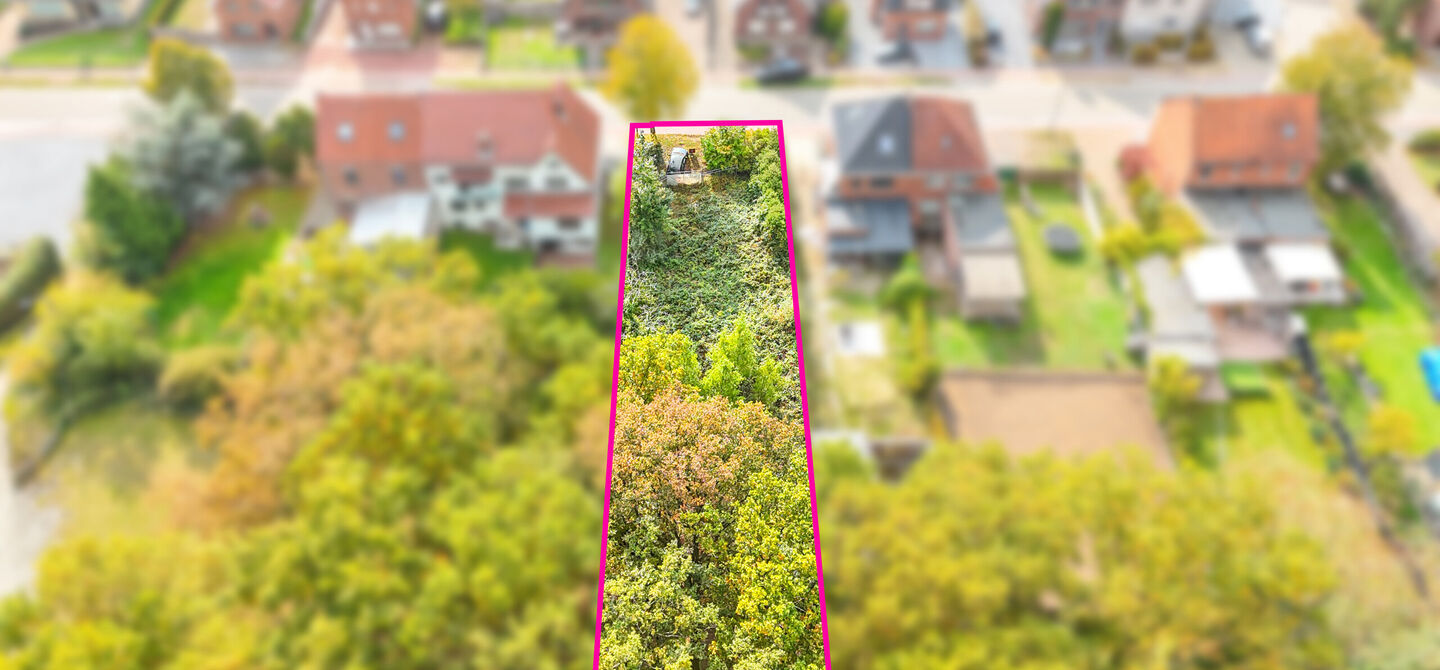 Ben jij op zoek naar een bouwgrond voor een open bebouwing? 

Dan kan dit mooi stuk van 7a28ca  met zuidwestelijke oriëntatie wel eens het jouwe worden! 

Het perceel heeft een straatbreedte van 15 meter en een diepte van circa 49 meter.

De bouwvoorschr