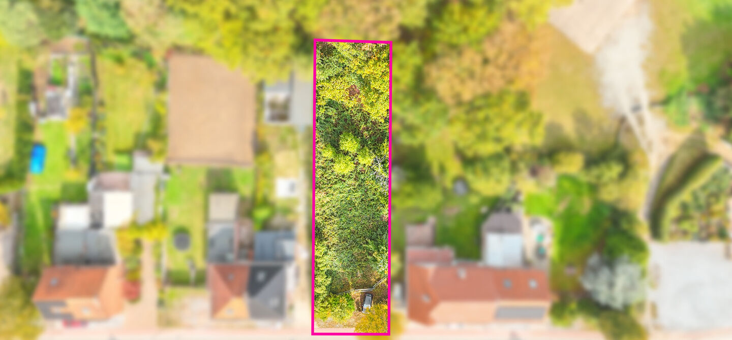 Ben jij op zoek naar een bouwgrond voor een open bebouwing? 

Dan kan dit mooi stuk van 7a28ca  met zuidwestelijke oriëntatie wel eens het jouwe worden! 

Het perceel heeft een straatbreedte van 15 meter en een diepte van circa 49 meter.

De bouwvoorschr