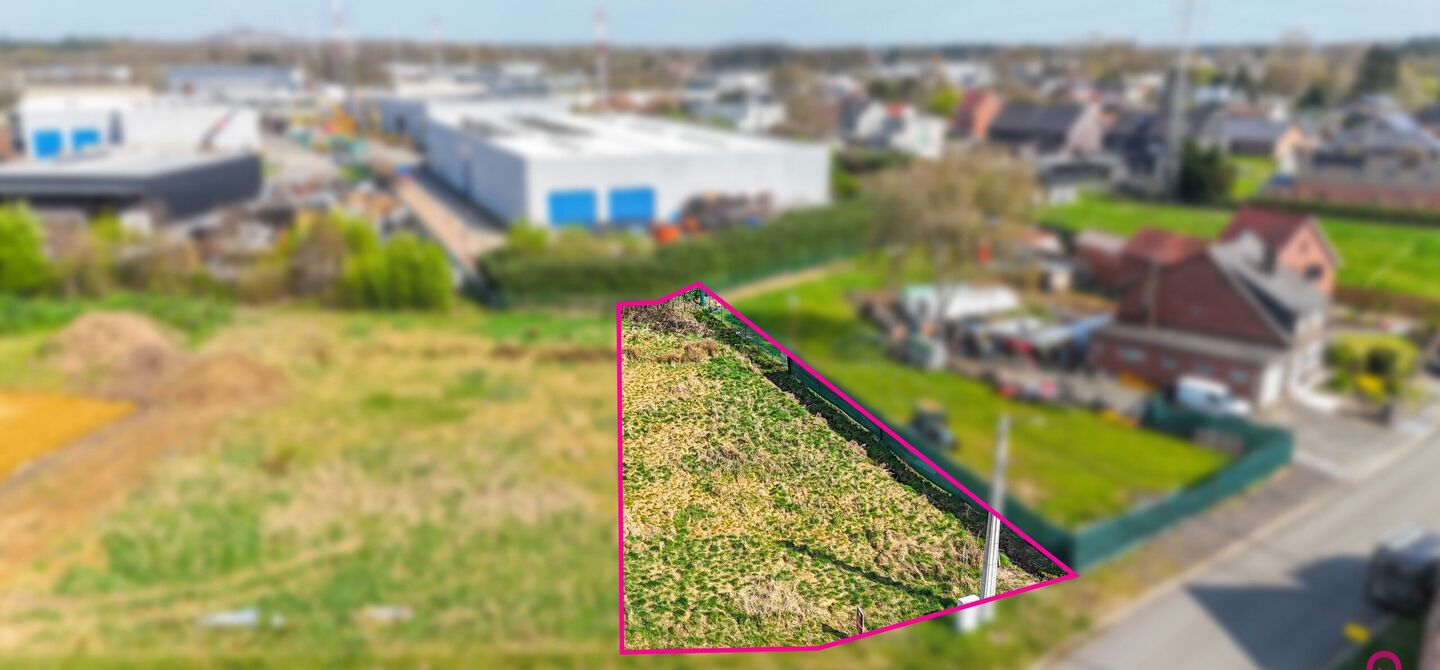 Deze bouwgrond heeft een oppervlakte van 6a 90ca en is gelegen op de Meelbergstraat. 

Het perceel is uitstekend gelegen. Te voet ben je maar enkele minuten verwijderd van de Paalse plas! Scholen, sportverenigingen en het openbaar vervoer liggen ook heel 