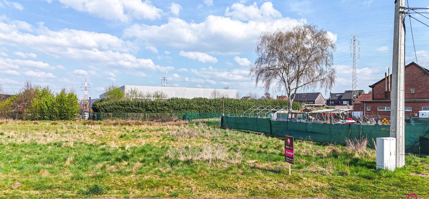 Deze bouwgrond heeft een oppervlakte van 6a 90ca en is gelegen op de Meelbergstraat. 

Het perceel is uitstekend gelegen. Te voet ben je maar enkele minuten verwijderd van de Paalse plas! Scholen, sportverenigingen en het openbaar vervoer liggen ook heel 
