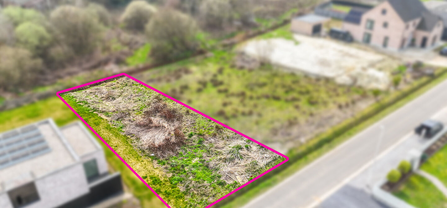 Ruim en groen gelegen bouwperceel voor open bebouwing
Bij ImmoFusion 7/7 “open huis”: klik op onze 3D-TOUR en ervaar vastgoed alsof je er zelf doorloopt!
Nabij het hart van Heusden, in een uitzonderlijk rustige en bosrijke omgeving, bevindt zich dez