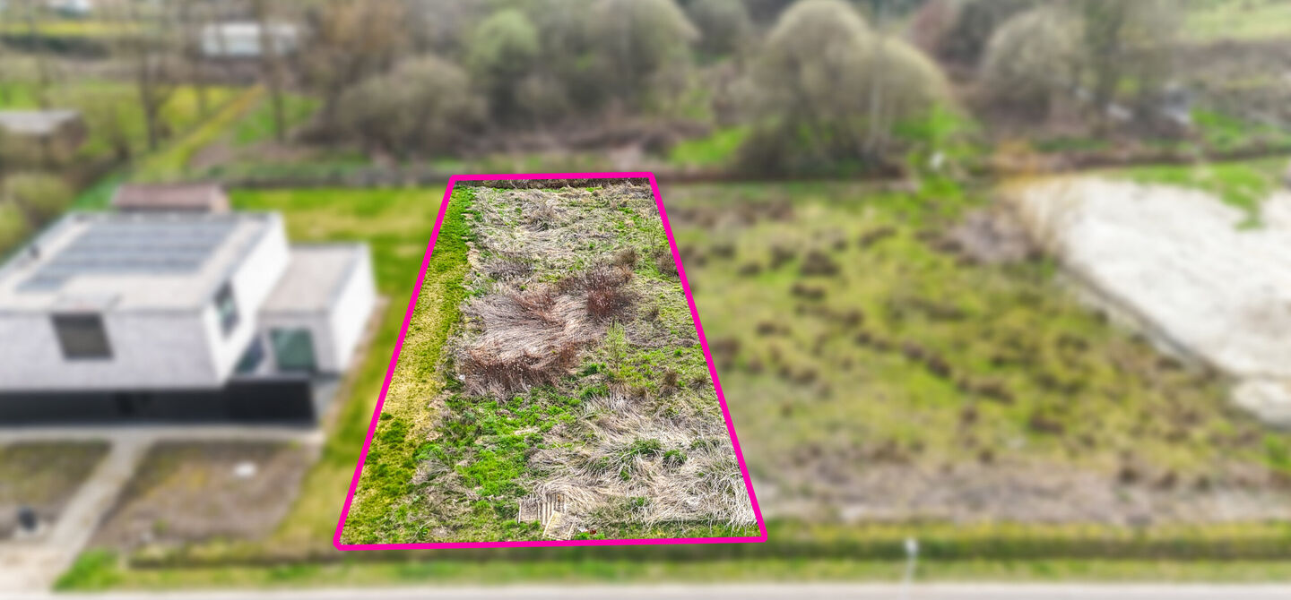 Ruim en groen gelegen bouwperceel voor open bebouwing
Bij ImmoFusion 7/7 “open huis”: klik op onze 3D-TOUR en ervaar vastgoed alsof je er zelf doorloopt!
Nabij het hart van Heusden, in een uitzonderlijk rustige en bosrijke omgeving, bevindt zich dez