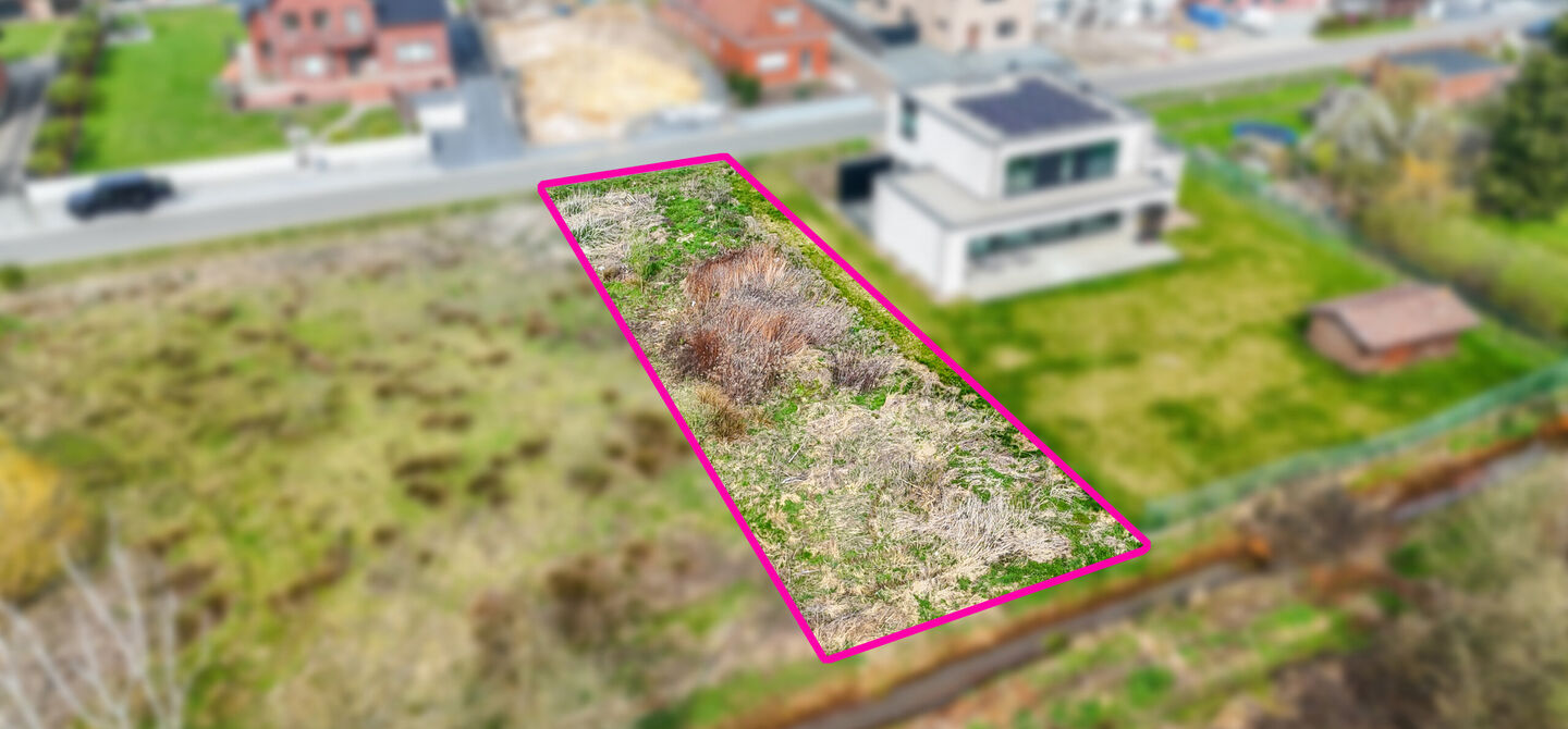 Ruim en groen gelegen bouwperceel voor open bebouwing
Bij ImmoFusion 7/7 “open huis”: klik op onze 3D-TOUR en ervaar vastgoed alsof je er zelf doorloopt!
Nabij het hart van Heusden, in een uitzonderlijk rustige en bosrijke omgeving, bevindt zich dez