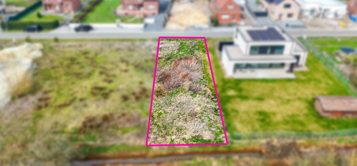 Ruim en groen gelegen bouwperceel voor open bebouwing
Bij ImmoFusion 7/7 “open huis”: klik op onze 3D-TOUR en ervaar vastgoed alsof je er zelf doorloopt!
Nabij het hart van Heusden, in een uitzonderlijk rustige en bosrijke omgeving, bevindt zich dez