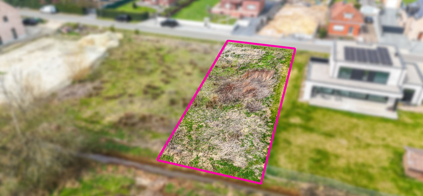 Ruim en groen gelegen bouwperceel voor open bebouwing
Bij ImmoFusion 7/7 “open huis”: klik op onze 3D-TOUR en ervaar vastgoed alsof je er zelf doorloopt!
Nabij het hart van Heusden, in een uitzonderlijk rustige en bosrijke omgeving, bevindt zich dez