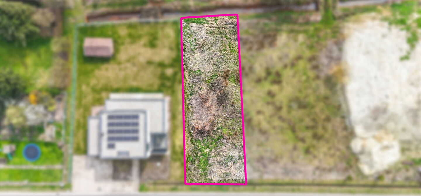 Ruim en groen gelegen bouwperceel voor open bebouwing
Bij ImmoFusion 7/7 “open huis”: klik op onze 3D-TOUR en ervaar vastgoed alsof je er zelf doorloopt!
Nabij het hart van Heusden, in een uitzonderlijk rustige en bosrijke omgeving, bevindt zich dez