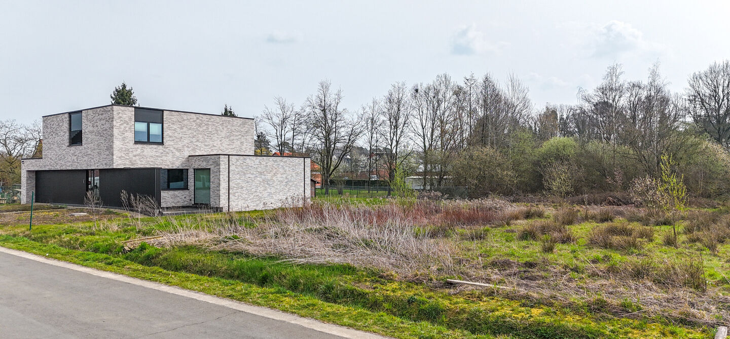 Ruim en groen gelegen bouwperceel voor open bebouwing
Bij ImmoFusion 7/7 “open huis”: klik op onze 3D-TOUR en ervaar vastgoed alsof je er zelf doorloopt!
Nabij het hart van Heusden, in een uitzonderlijk rustige en bosrijke omgeving, bevindt zich dez