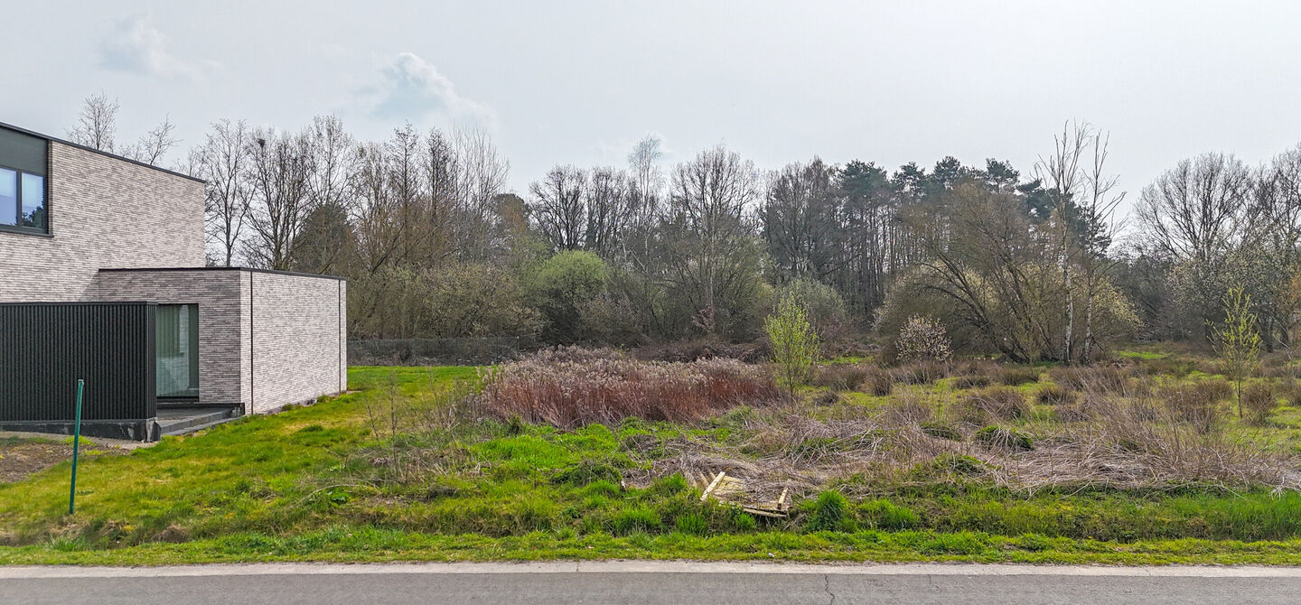 Ruim en groen gelegen bouwperceel voor open bebouwing
Bij ImmoFusion 7/7 “open huis”: klik op onze 3D-TOUR en ervaar vastgoed alsof je er zelf doorloopt!
Nabij het hart van Heusden, in een uitzonderlijk rustige en bosrijke omgeving, bevindt zich dez