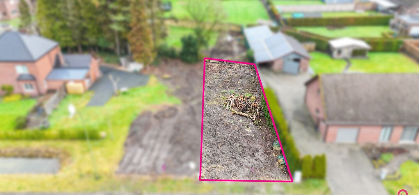 Rustig gelegen bouwperceel met vergunde plannen – onmiddellijk bouwklaar
Bij ImmoFusion 7/7 “open huis”: klik op onze 3D-TOUR en ervaar vastgoed alsof je er zelf doorloopt!
In de Vloosstraat te Leopoldsburg vinden we deze bouwgrond voor halfopen b