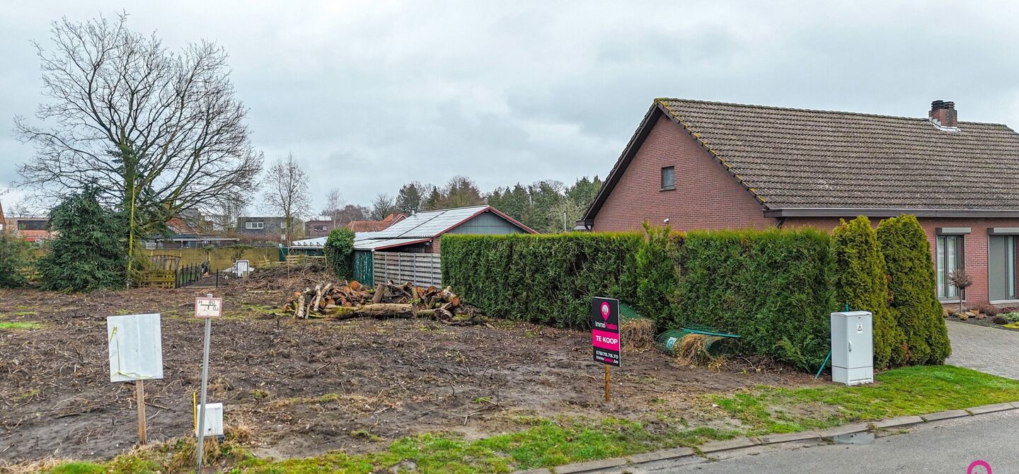 Rustig gelegen bouwperceel met vergunde plannen – onmiddellijk bouwklaar
Bij ImmoFusion 7/7 “open huis”: klik op onze 3D-TOUR en ervaar vastgoed alsof je er zelf doorloopt!
In de Vloosstraat te Leopoldsburg vinden we deze bouwgrond voor halfopen b