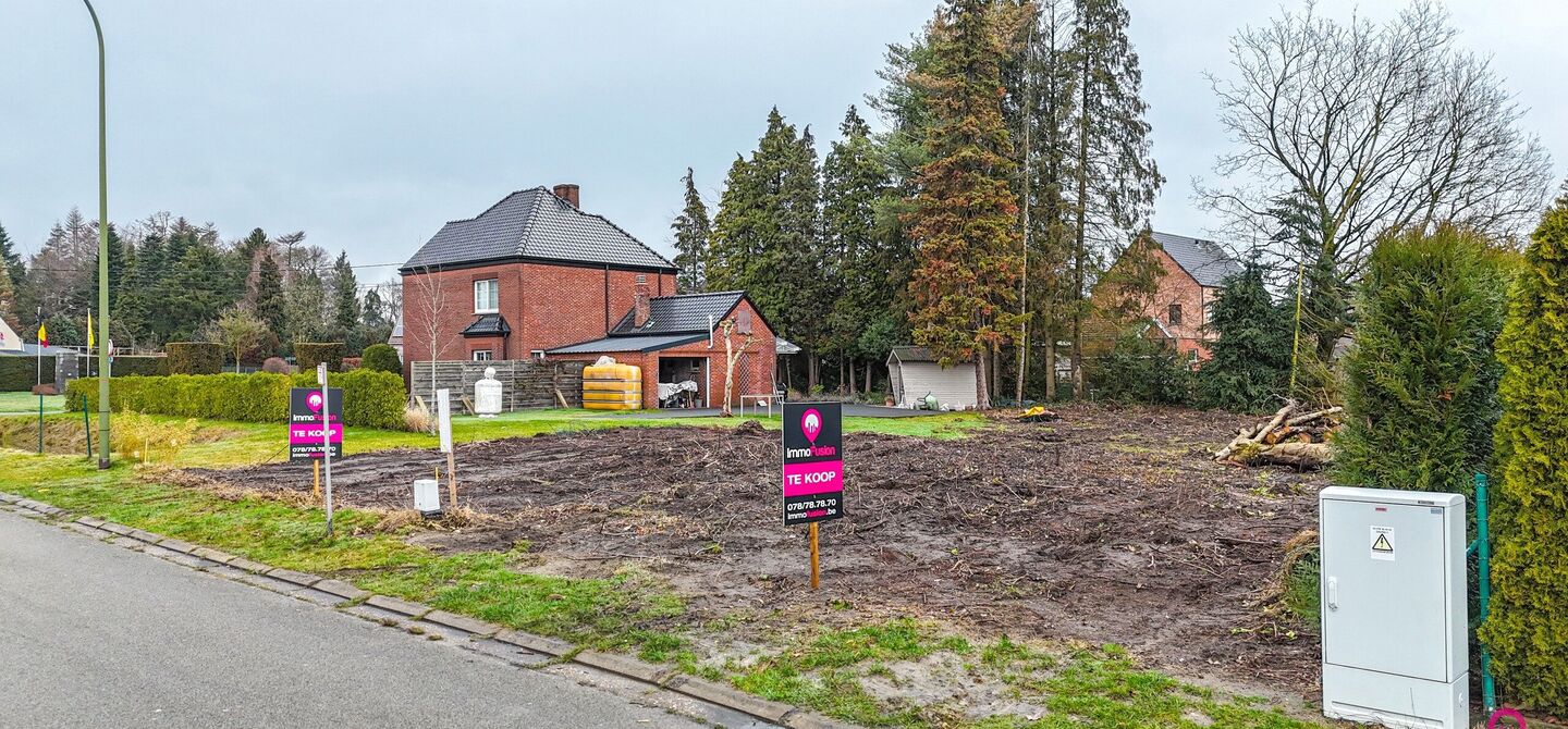 Rustig gelegen bouwperceel met vergunde plannen – onmiddellijk bouwklaar
Bij ImmoFusion 7/7 “open huis”: klik op onze 3D-TOUR en ervaar vastgoed alsof je er zelf doorloopt!
In de Vloosstraat te Leopoldsburg vinden we deze bouwgrond voor halfopen b
