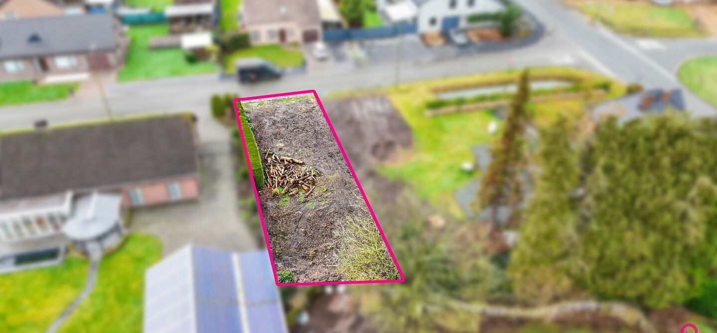 Rustig gelegen bouwperceel met vergunde plannen – onmiddellijk bouwklaar
Bij ImmoFusion 7/7 “open huis”: klik op onze 3D-TOUR en ervaar vastgoed alsof je er zelf doorloopt!
In de Vloosstraat te Leopoldsburg vinden we deze bouwgrond voor halfopen b