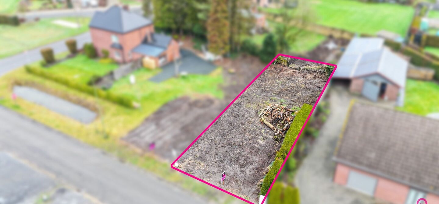 Rustig gelegen bouwperceel met vergunde plannen – onmiddellijk bouwklaar
Bij ImmoFusion 7/7 “open huis”: klik op onze 3D-TOUR en ervaar vastgoed alsof je er zelf doorloopt!
In de Vloosstraat te Leopoldsburg vinden we deze bouwgrond voor halfopen b