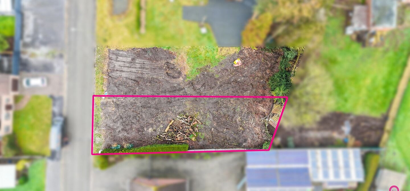 Rustig gelegen bouwperceel met vergunde plannen – onmiddellijk bouwklaar
Bij ImmoFusion 7/7 “open huis”: klik op onze 3D-TOUR en ervaar vastgoed alsof je er zelf doorloopt!
In de Vloosstraat te Leopoldsburg vinden we deze bouwgrond voor halfopen b