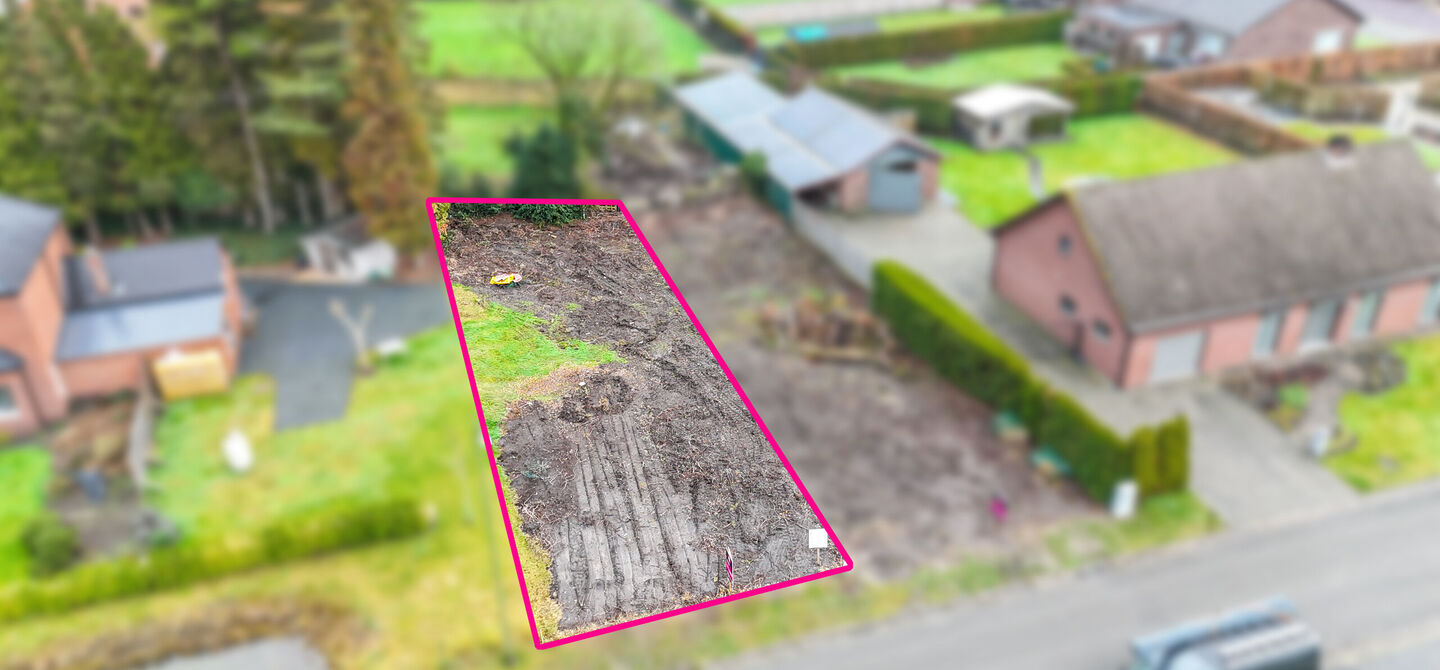 Rustig gelegen bouwperceel met vergunde plannen &ndash; onmiddellijk bouwklaar

Bij ImmoFusion 7/7 &ldquo;open huis&rdquo;: klik op onze 3D-TOUR en ervaar vastgoed alsof je er zelf doorloopt!

In de Vloosstraat te Leopoldsburg vinden we deze bouwgrond voor halfopen b
