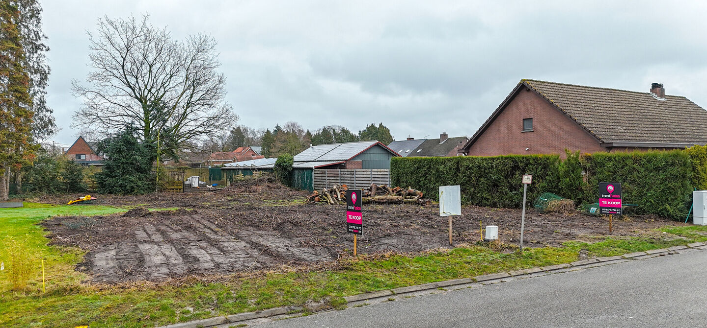 Rustig gelegen bouwperceel met vergunde plannen &ndash; onmiddellijk bouwklaar

Bij ImmoFusion 7/7 &ldquo;open huis&rdquo;: klik op onze 3D-TOUR en ervaar vastgoed alsof je er zelf doorloopt!

In de Vloosstraat te Leopoldsburg vinden we deze bouwgrond voor halfopen b