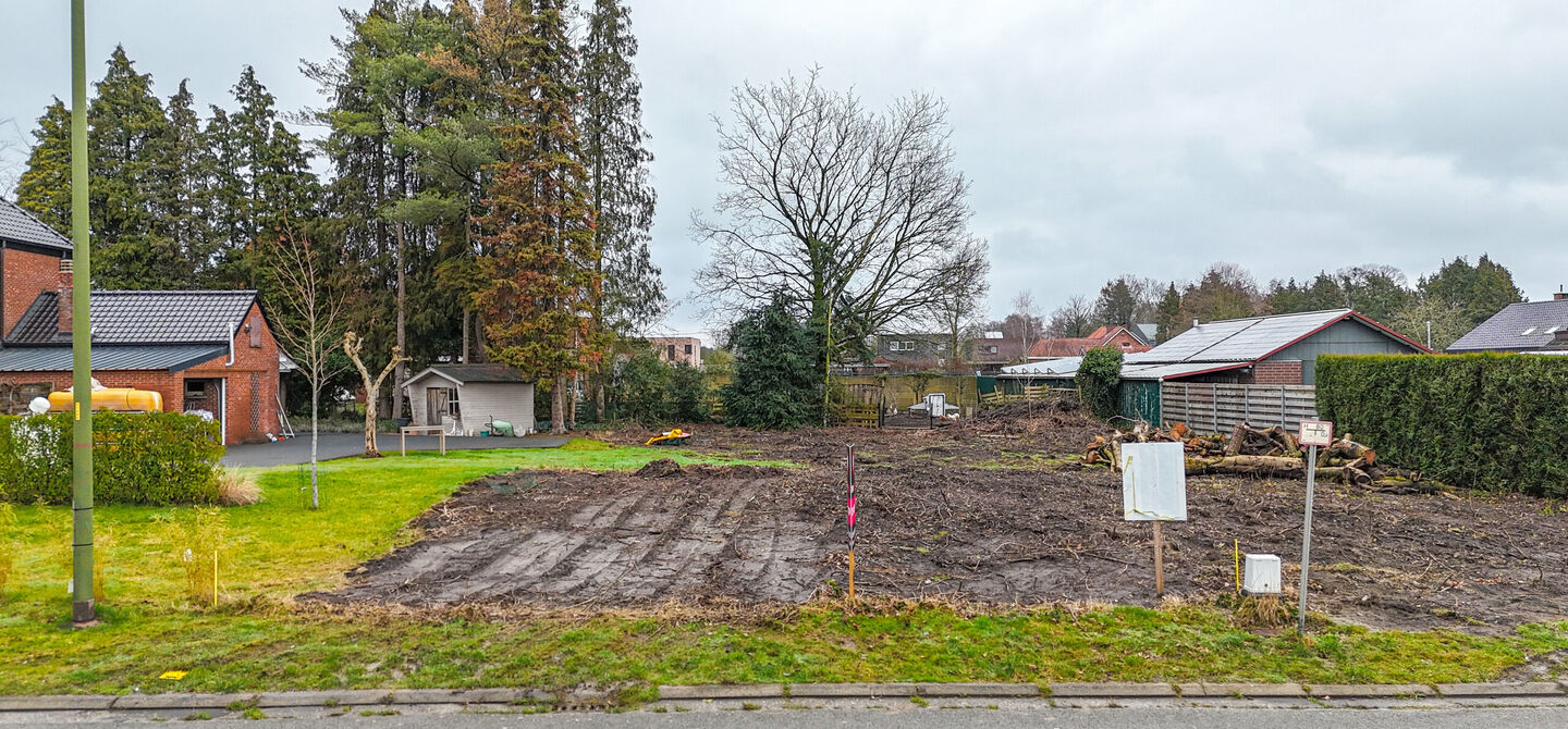 Rustig gelegen bouwperceel met vergunde plannen &ndash; onmiddellijk bouwklaar

Bij ImmoFusion 7/7 &ldquo;open huis&rdquo;: klik op onze 3D-TOUR en ervaar vastgoed alsof je er zelf doorloopt!

In de Vloosstraat te Leopoldsburg vinden we deze bouwgrond voor halfopen b