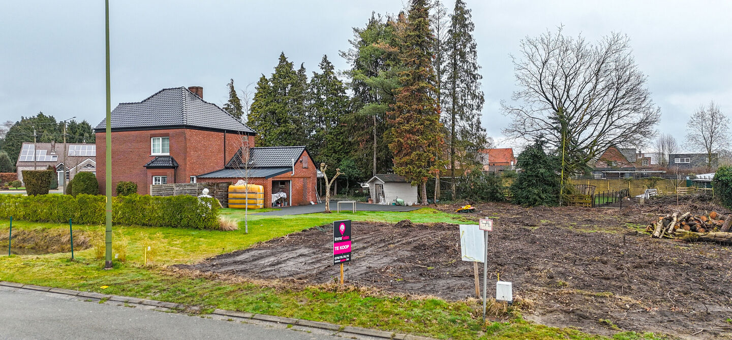 Rustig gelegen bouwperceel met vergunde plannen &ndash; onmiddellijk bouwklaar

Bij ImmoFusion 7/7 &ldquo;open huis&rdquo;: klik op onze 3D-TOUR en ervaar vastgoed alsof je er zelf doorloopt!

In de Vloosstraat te Leopoldsburg vinden we deze bouwgrond voor halfopen b