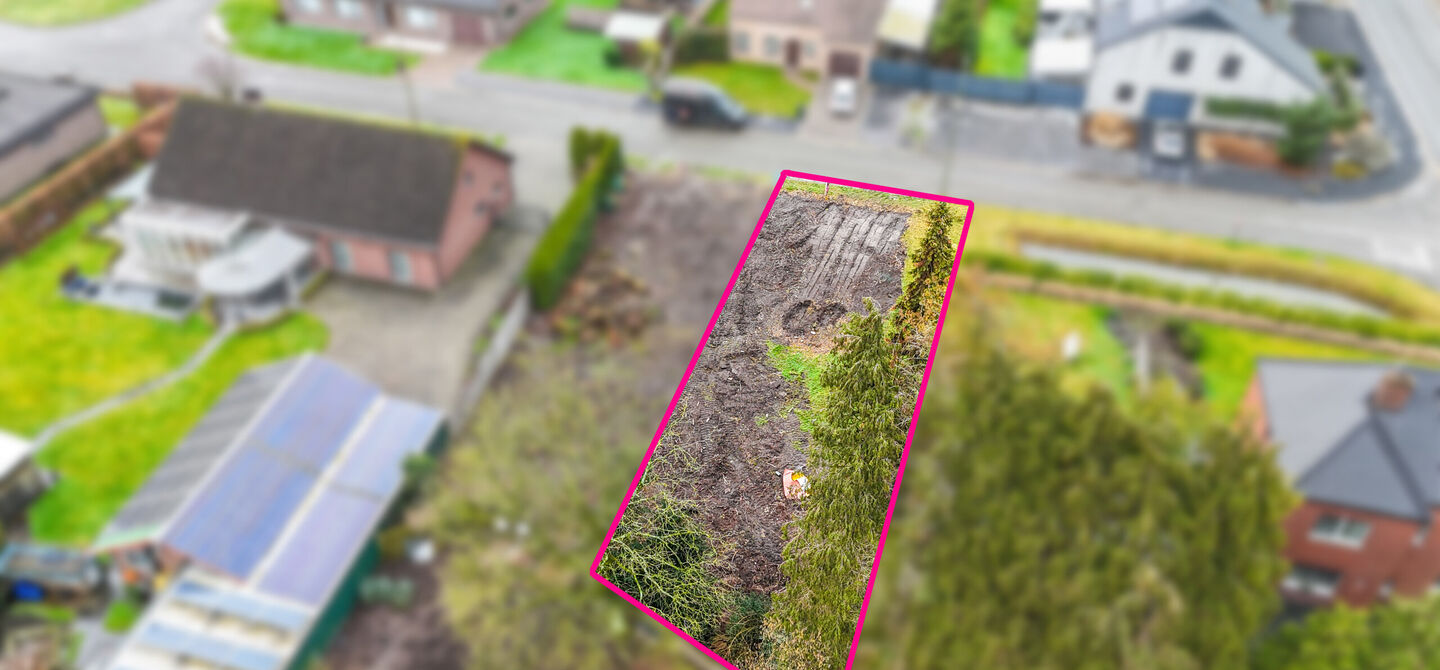 Rustig gelegen bouwperceel met vergunde plannen &ndash; onmiddellijk bouwklaar

Bij ImmoFusion 7/7 &ldquo;open huis&rdquo;: klik op onze 3D-TOUR en ervaar vastgoed alsof je er zelf doorloopt!

In de Vloosstraat te Leopoldsburg vinden we deze bouwgrond voor halfopen b