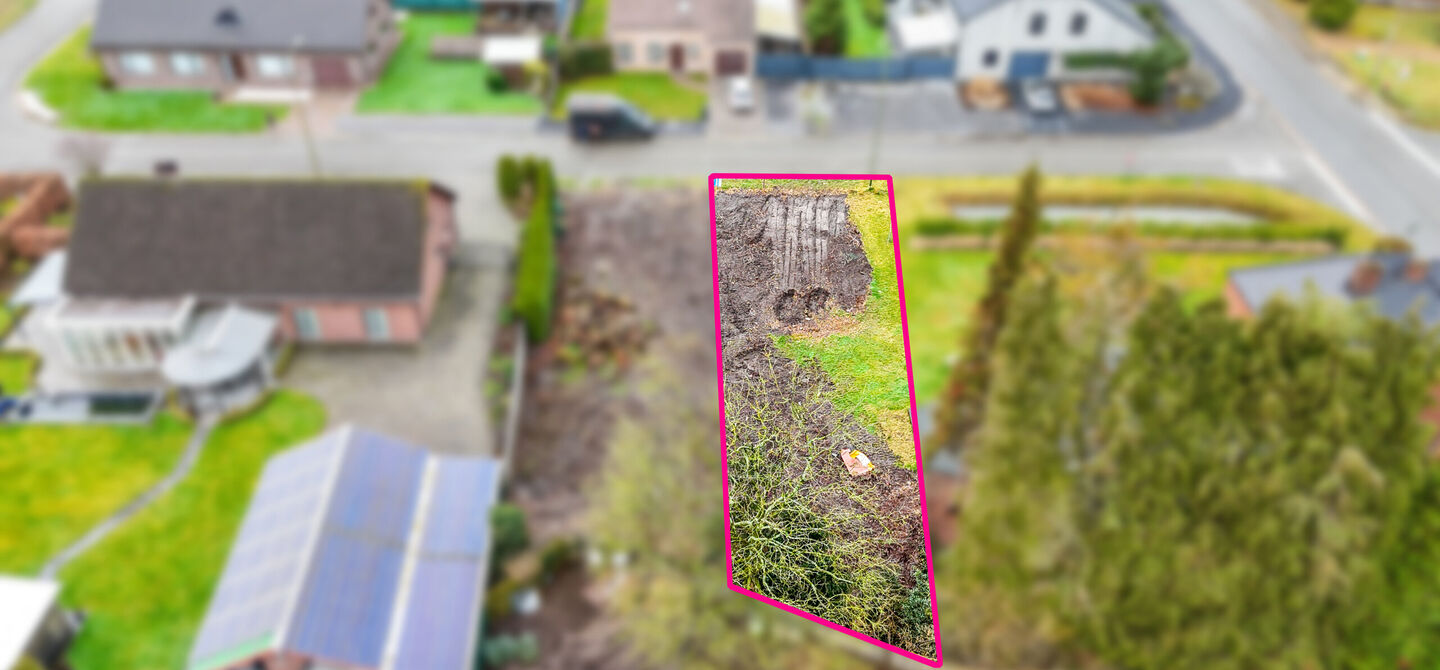 Rustig gelegen bouwperceel met vergunde plannen &ndash; onmiddellijk bouwklaar

Bij ImmoFusion 7/7 &ldquo;open huis&rdquo;: klik op onze 3D-TOUR en ervaar vastgoed alsof je er zelf doorloopt!

In de Vloosstraat te Leopoldsburg vinden we deze bouwgrond voor halfopen b