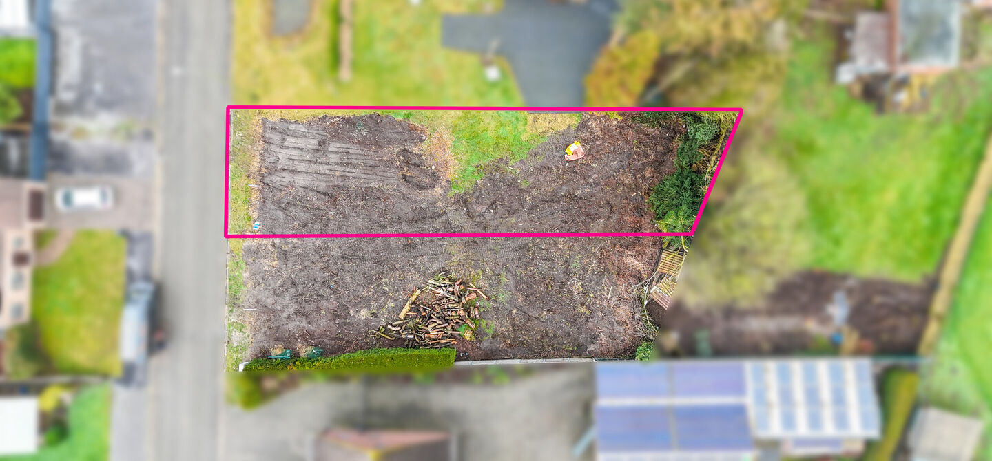 Rustig gelegen bouwperceel met vergunde plannen &ndash; onmiddellijk bouwklaar

Bij ImmoFusion 7/7 &ldquo;open huis&rdquo;: klik op onze 3D-TOUR en ervaar vastgoed alsof je er zelf doorloopt!

In de Vloosstraat te Leopoldsburg vinden we deze bouwgrond voor halfopen b