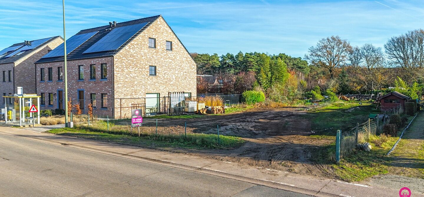 Ontdek deze centraal gelegen bouwgrond voor open bebouwing in de Vinnehoekstraat 12 te Lummen, gelegen in een woongebied met landelijk karakter. Het perceel van 7are 31ca beschikt over een mooie perceelbreedte van 18 meter, wat je veel vrijheid geeft voor