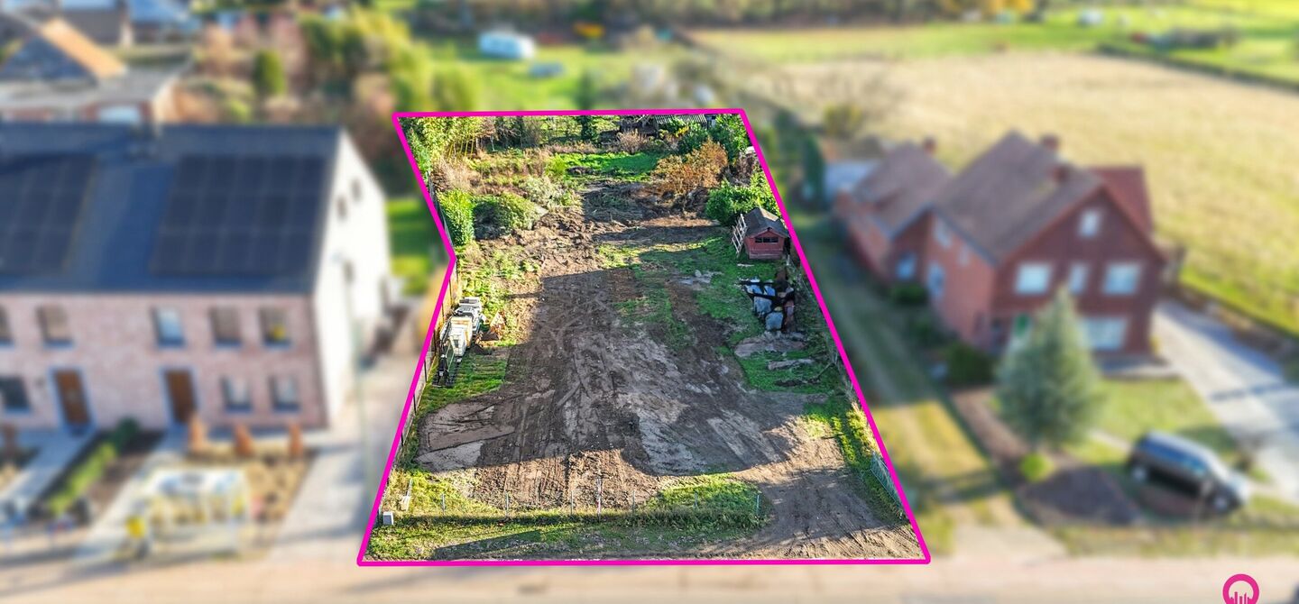 Ontdek deze centraal gelegen bouwgrond voor open bebouwing in de Vinnehoekstraat 12 te Lummen, gelegen in een woongebied met landelijk karakter. Het perceel van 7are 31ca beschikt over een mooie perceelbreedte van 18 meter, wat je veel vrijheid geeft voor