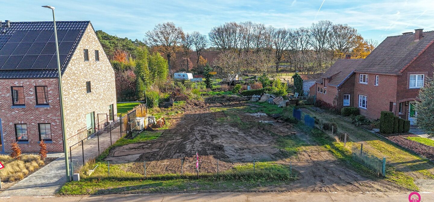 Ontdek deze centraal gelegen bouwgrond voor open bebouwing in de Vinnehoekstraat 12 te Lummen, gelegen in een woongebied met landelijk karakter. Het perceel van 7are 31ca beschikt over een mooie perceelbreedte van 18 meter, wat je veel vrijheid geeft voor