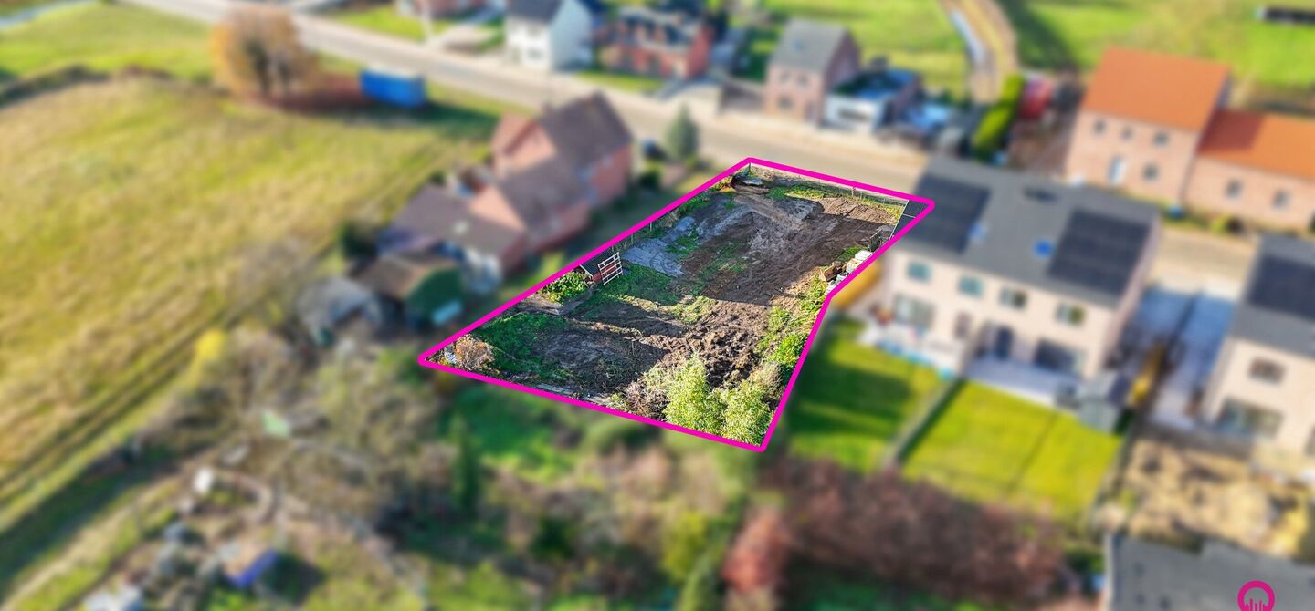 Ontdek deze centraal gelegen bouwgrond voor open bebouwing in de Vinnehoekstraat 12 te Lummen, gelegen in een woongebied met landelijk karakter. Het perceel van 7are 31ca beschikt over een mooie perceelbreedte van 18 meter, wat je veel vrijheid geeft voor