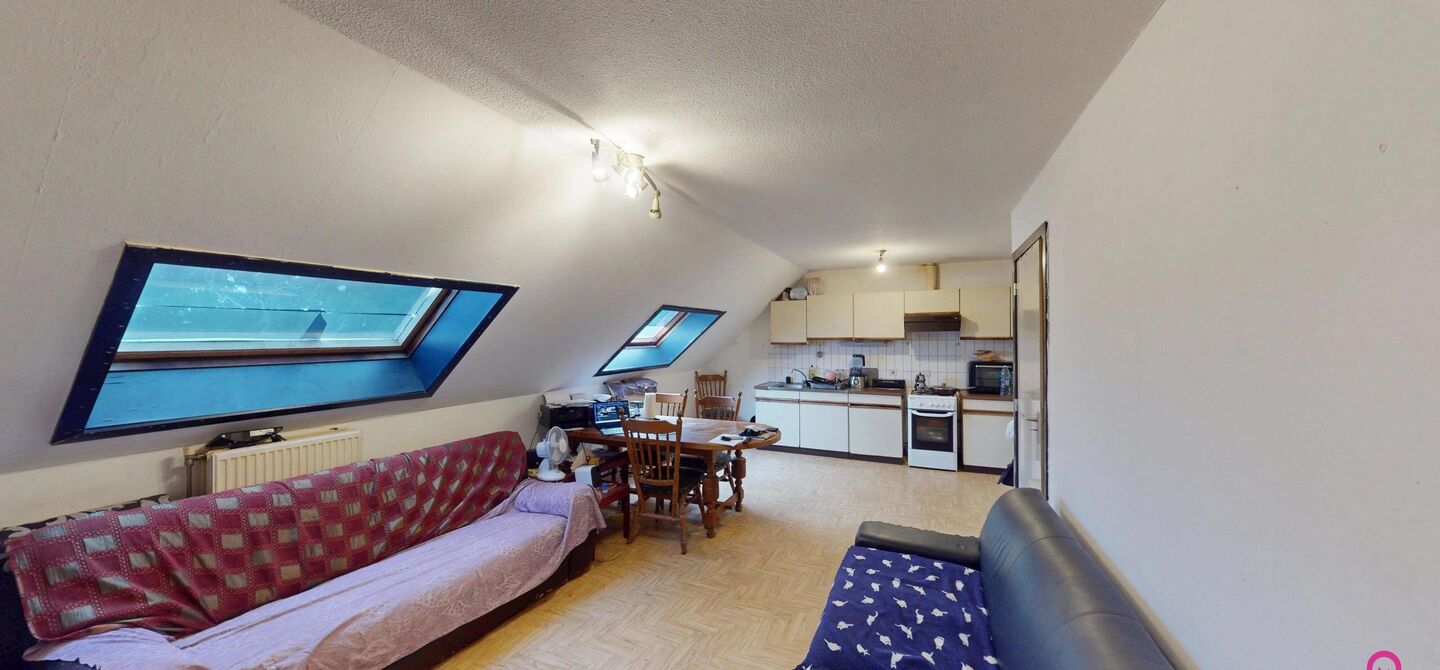 In het centrum van Heusden bevindt zich deze studio / dakappartement, gelegen op een centrale en vlot bereikbare locatie, nabij winkels, openbaar vervoer en andere voorzieningen.

Het appartement beschikt over een EPC-label C en is sinds 2018 ononderbroke