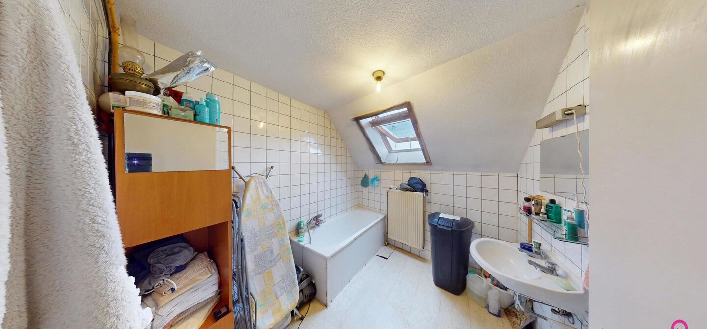 In het centrum van Heusden bevindt zich deze studio / dakappartement, gelegen op een centrale en vlot bereikbare locatie, nabij winkels, openbaar vervoer en andere voorzieningen.

Het appartement beschikt over een EPC-label C en is sinds 2018 ononderbroke