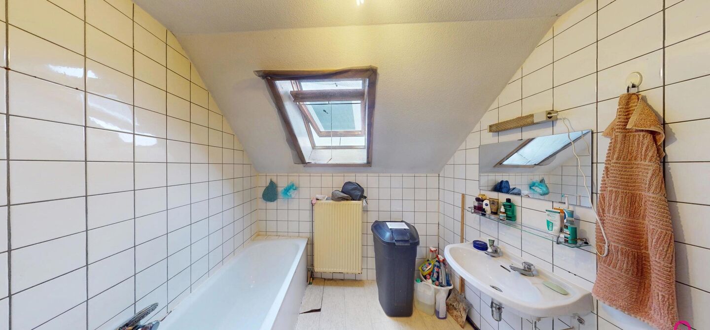 In het centrum van Heusden bevindt zich deze studio / dakappartement, gelegen op een centrale en vlot bereikbare locatie, nabij winkels, openbaar vervoer en andere voorzieningen.

Het appartement beschikt over een EPC-label C en is sinds 2018 ononderbroke