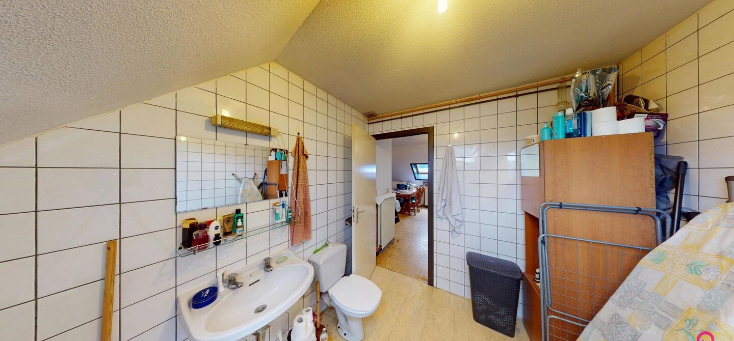 In het centrum van Heusden bevindt zich deze studio / dakappartement, gelegen op een centrale en vlot bereikbare locatie, nabij winkels, openbaar vervoer en andere voorzieningen.

Het appartement beschikt over een EPC-label C en is sinds 2018 ononderbroke