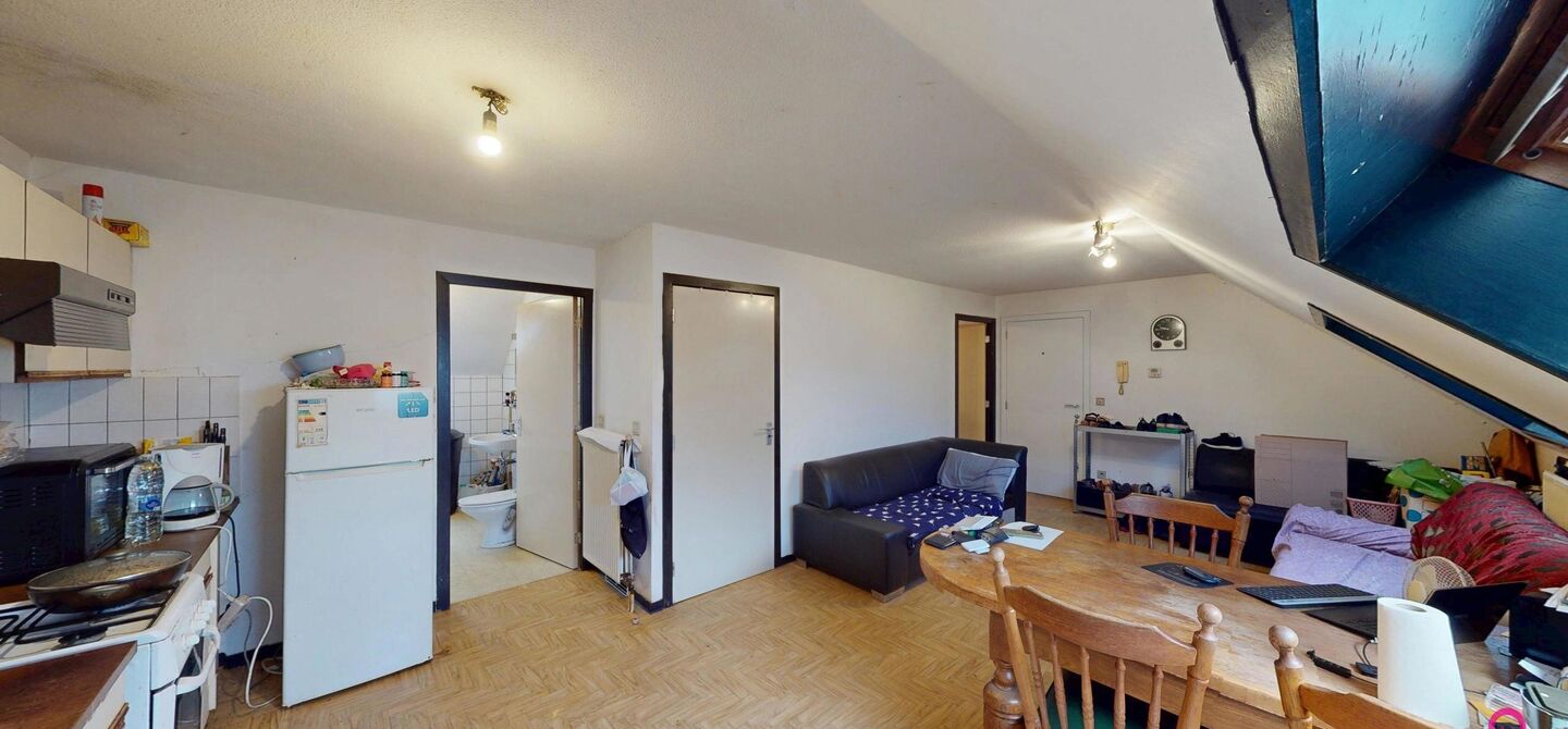 In het centrum van Heusden bevindt zich deze studio / dakappartement, gelegen op een centrale en vlot bereikbare locatie, nabij winkels, openbaar vervoer en andere voorzieningen.

Het appartement beschikt over een EPC-label C en is sinds 2018 ononderbroke