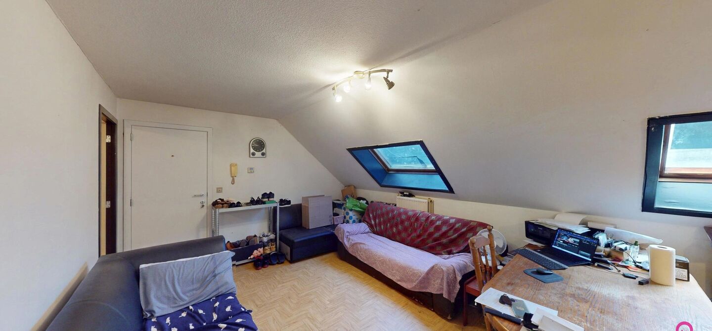 In het centrum van Heusden bevindt zich deze studio / dakappartement, gelegen op een centrale en vlot bereikbare locatie, nabij winkels, openbaar vervoer en andere voorzieningen.

Het appartement beschikt over een EPC-label C en is sinds 2018 ononderbroke