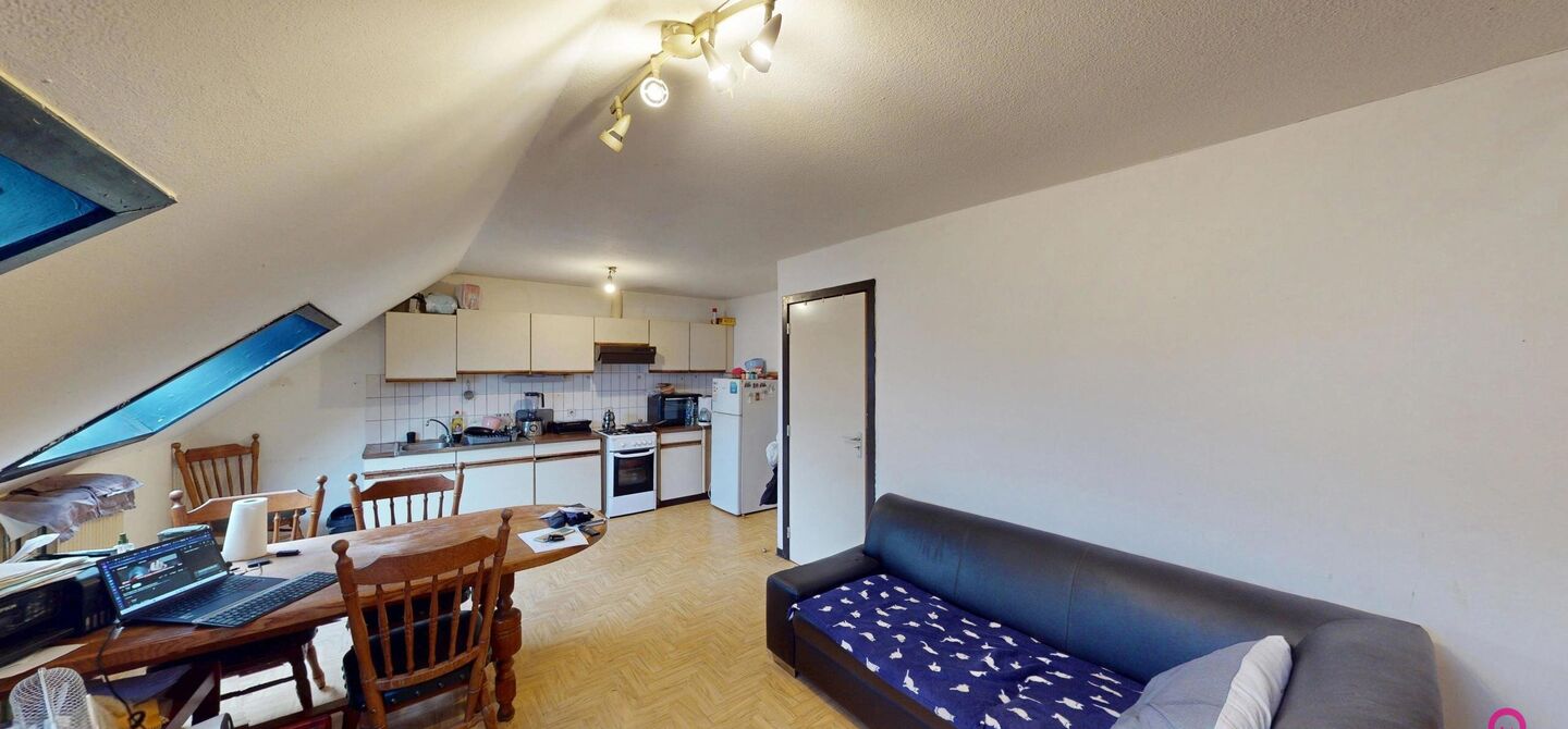 In het centrum van Heusden bevindt zich deze studio / dakappartement, gelegen op een centrale en vlot bereikbare locatie, nabij winkels, openbaar vervoer en andere voorzieningen.

Het appartement beschikt over een EPC-label C en is sinds 2018 ononderbroke