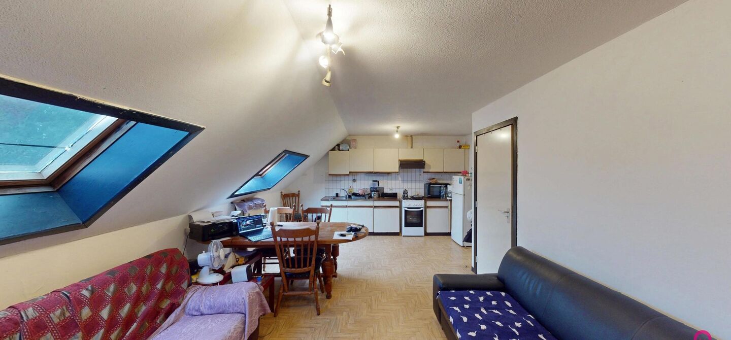 In het centrum van Heusden bevindt zich deze studio / dakappartement, gelegen op een centrale en vlot bereikbare locatie, nabij winkels, openbaar vervoer en andere voorzieningen.

Het appartement beschikt over een EPC-label C en is sinds 2018 ononderbroke