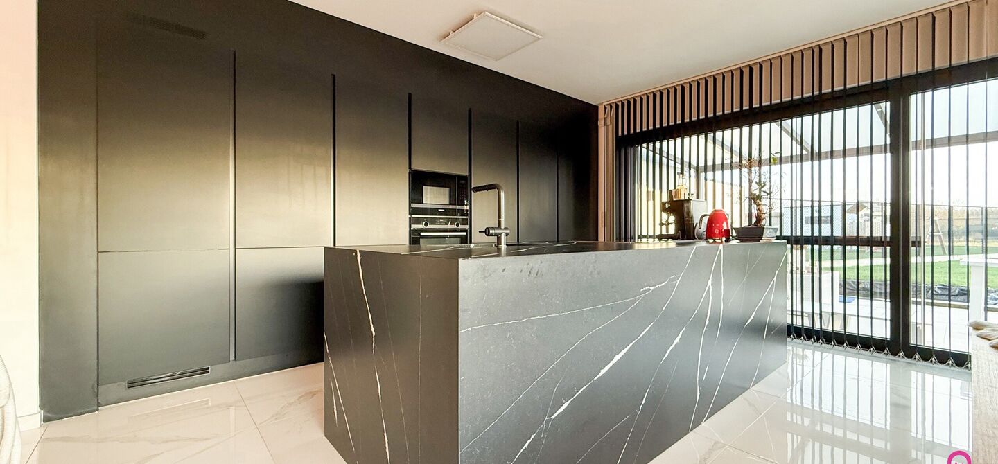 Prachtig modern en volledig afgewerkte half open bebouwing te Koersel met EPC A.

De woonst werd opgetrokken in 2019 en voldoet aan de laatste normen op gebied van isolatie en verwarming.
De woning is volledig afgewerkt met hoogwaardige materialen. Zo wer