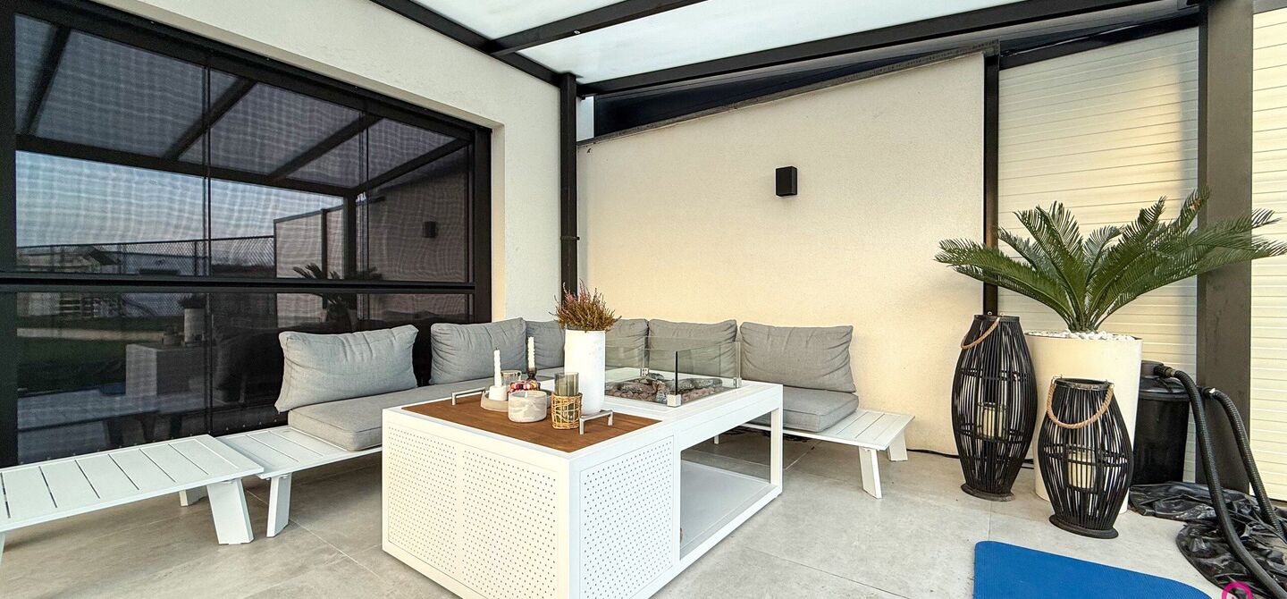 Prachtig modern en volledig afgewerkte half open bebouwing te Koersel met EPC A.

De woonst werd opgetrokken in 2019 en voldoet aan de laatste normen op gebied van isolatie en verwarming.
De woning is volledig afgewerkt met hoogwaardige materialen. Zo wer