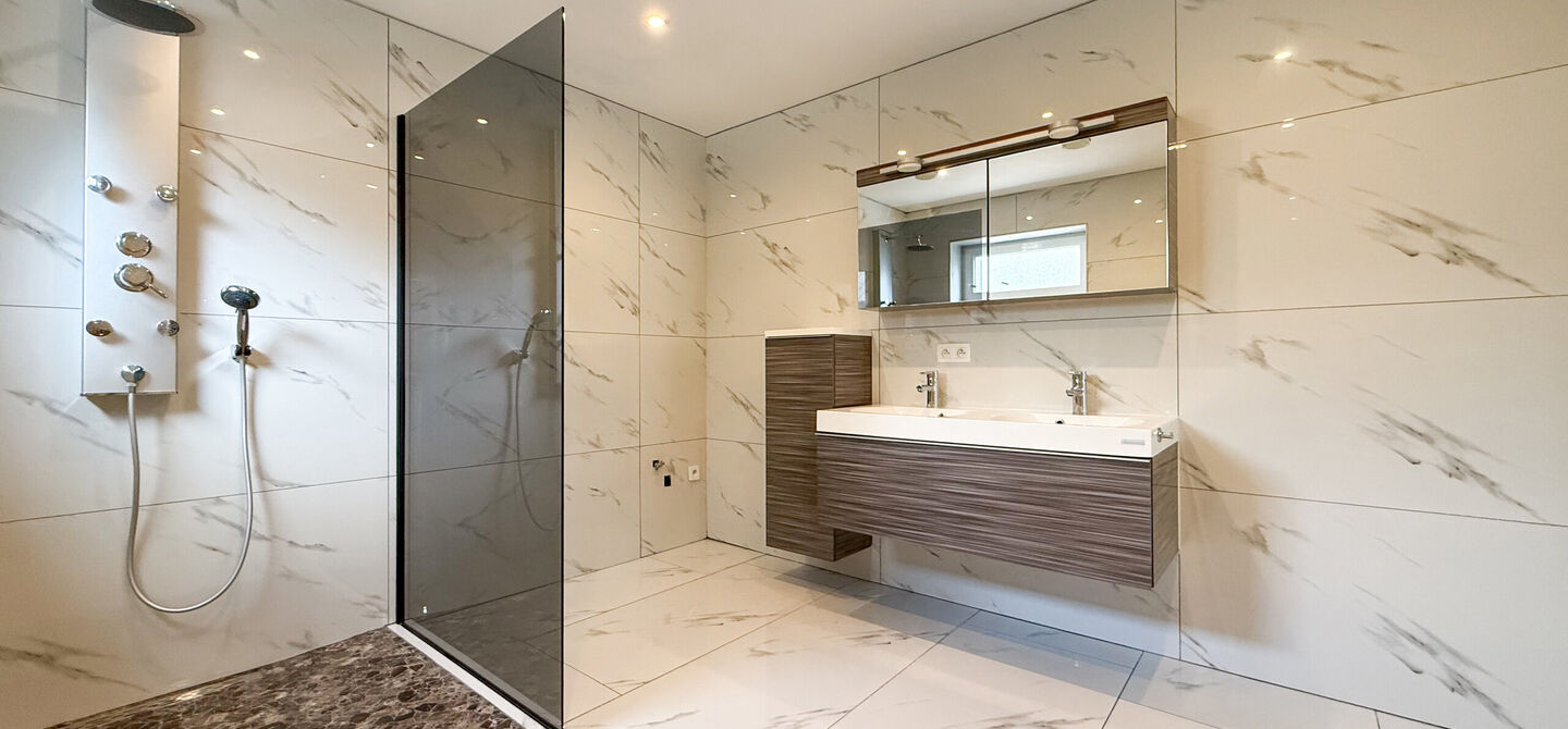 Bij ImmoFusion 7/7 “open huis” : klik op onze 3D-TOUR.
Ervaar vastgoed alsof je er zelf doorloopt!

Net buiten het centrum van Koersel vind je deze woning op een centrale locatie. Een mooie ligging: je wandelt naar het school op enkele minuutjes tijd,