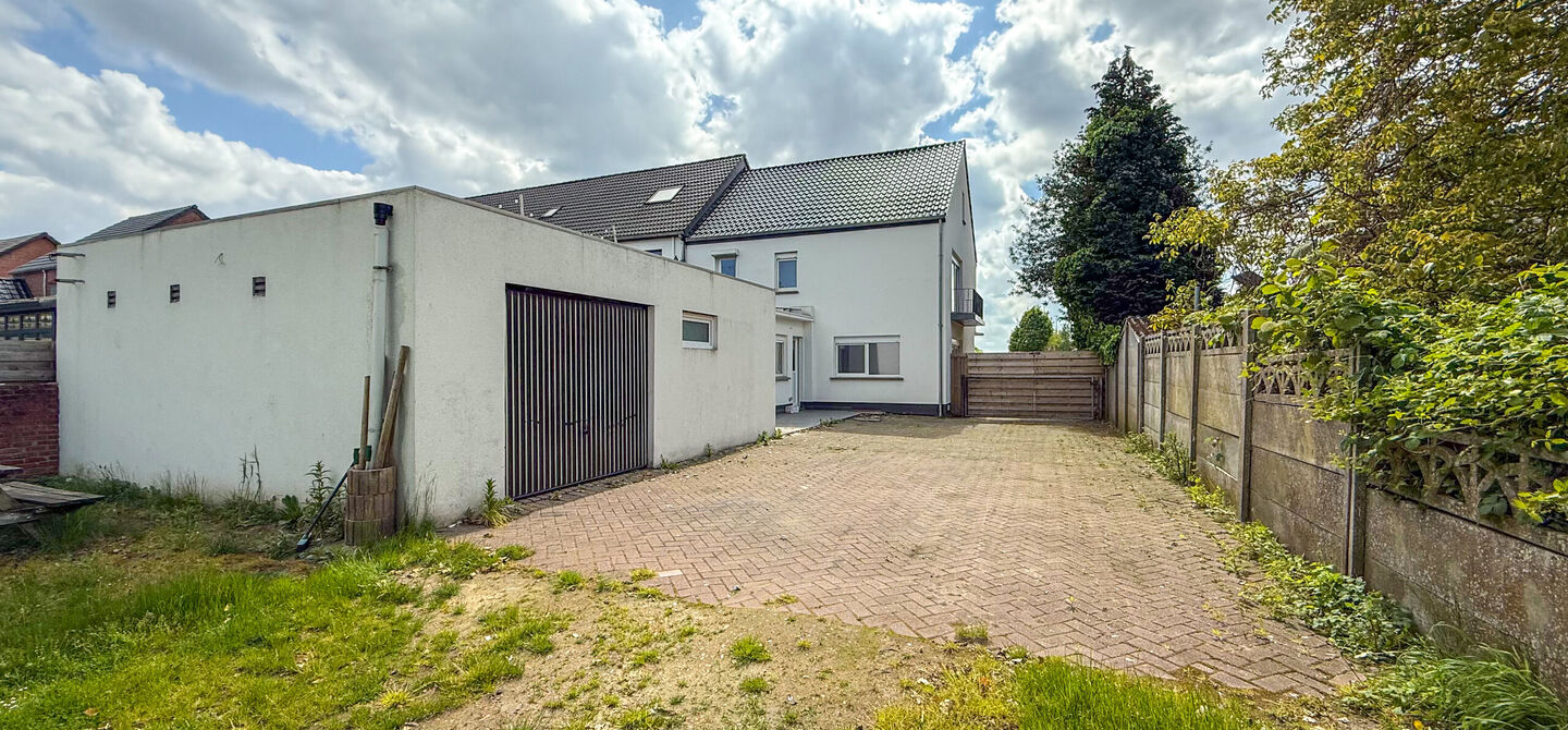 Bij ImmoFusion 7/7 “open huis” : klik op onze 3D-TOUR.
Ervaar vastgoed alsof je er zelf doorloopt!

Net buiten het centrum van Koersel vind je deze woning op een centrale locatie. Een mooie ligging: je wandelt naar het school op enkele minuutjes tijd,