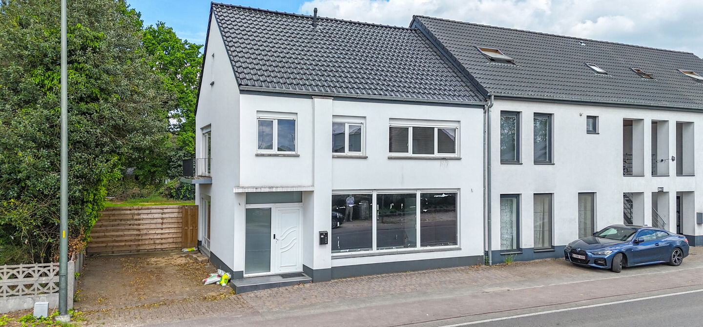 Bij ImmoFusion 7/7 “open huis” : klik op onze 3D-TOUR.
Ervaar vastgoed alsof je er zelf doorloopt!

Net buiten het centrum van Koersel vind je deze woning op een centrale locatie. Een mooie ligging: je wandelt naar het school op enkele minuutjes tijd,