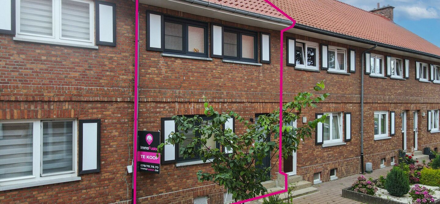 Bij ImmoFusion 7/7 “open huis” : klik op onze 3D-TOUR.
Ervaar vastgoed alsof je er zelf doorloopt!

Ben je op zoek naar een instapklare rijwoning met drie slaapkamers? Droom je van een rustige omgeving zonder het bruisende stadsleven op te geven? Dan 