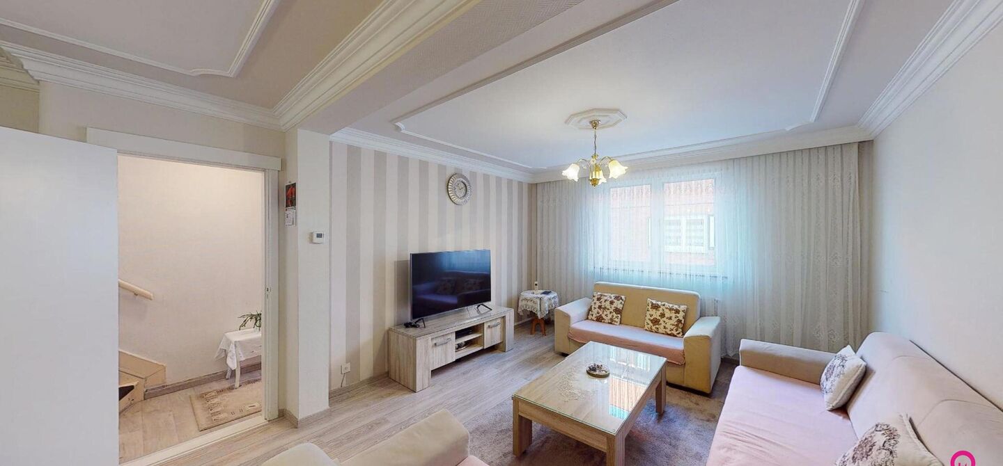 Bij ImmoFusion 7/7 “open huis” : klik op onze 3D-TOUR.
Ervaar vastgoed alsof je er zelf doorloopt!

Ben je op zoek naar een instapklare rijwoning met drie slaapkamers? Droom je van een rustige omgeving zonder het bruisende stadsleven op te geven? Dan 