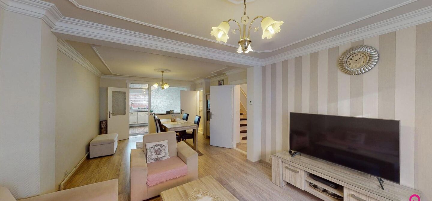 Bij ImmoFusion 7/7 “open huis” : klik op onze 3D-TOUR.
Ervaar vastgoed alsof je er zelf doorloopt!

Ben je op zoek naar een instapklare rijwoning met drie slaapkamers? Droom je van een rustige omgeving zonder het bruisende stadsleven op te geven? Dan 