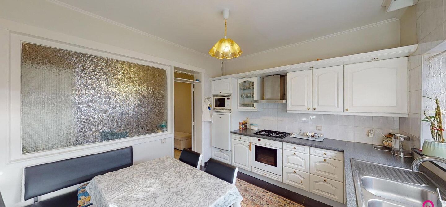 Bij ImmoFusion 7/7 “open huis” : klik op onze 3D-TOUR.
Ervaar vastgoed alsof je er zelf doorloopt!

Ben je op zoek naar een instapklare rijwoning met drie slaapkamers? Droom je van een rustige omgeving zonder het bruisende stadsleven op te geven? Dan 