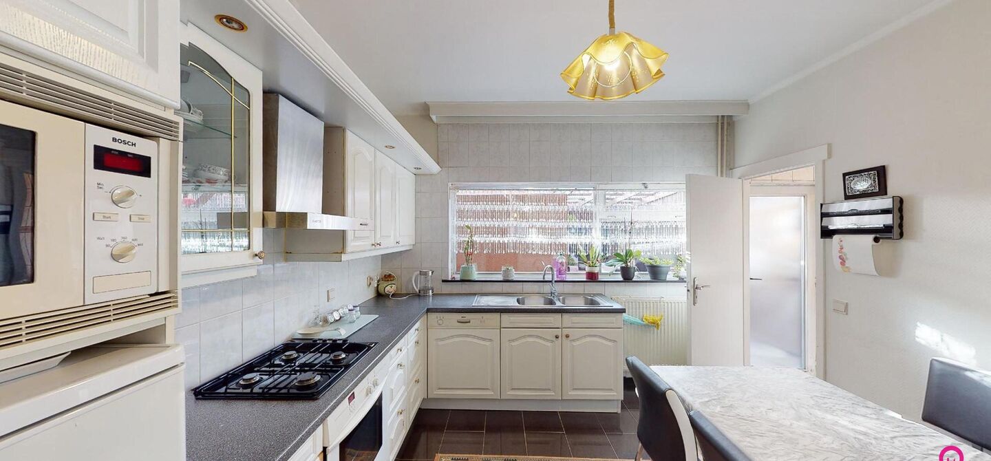 Bij ImmoFusion 7/7 “open huis” : klik op onze 3D-TOUR.
Ervaar vastgoed alsof je er zelf doorloopt!

Ben je op zoek naar een instapklare rijwoning met drie slaapkamers? Droom je van een rustige omgeving zonder het bruisende stadsleven op te geven? Dan 