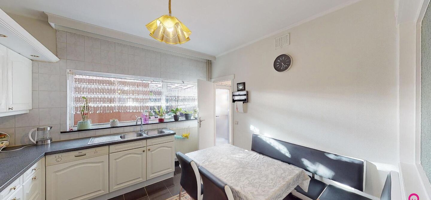 Bij ImmoFusion 7/7 “open huis” : klik op onze 3D-TOUR.
Ervaar vastgoed alsof je er zelf doorloopt!

Ben je op zoek naar een instapklare rijwoning met drie slaapkamers? Droom je van een rustige omgeving zonder het bruisende stadsleven op te geven? Dan 