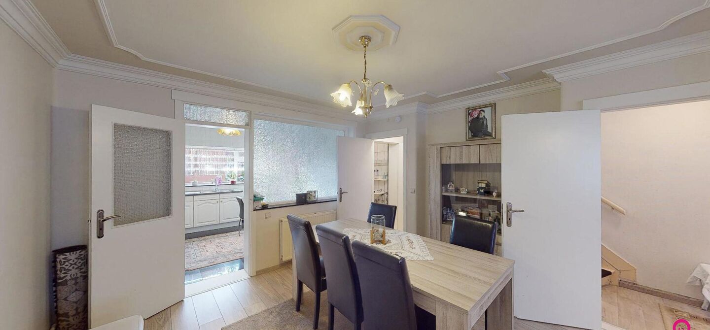 Bij ImmoFusion 7/7 “open huis” : klik op onze 3D-TOUR.
Ervaar vastgoed alsof je er zelf doorloopt!

Ben je op zoek naar een instapklare rijwoning met drie slaapkamers? Droom je van een rustige omgeving zonder het bruisende stadsleven op te geven? Dan 
